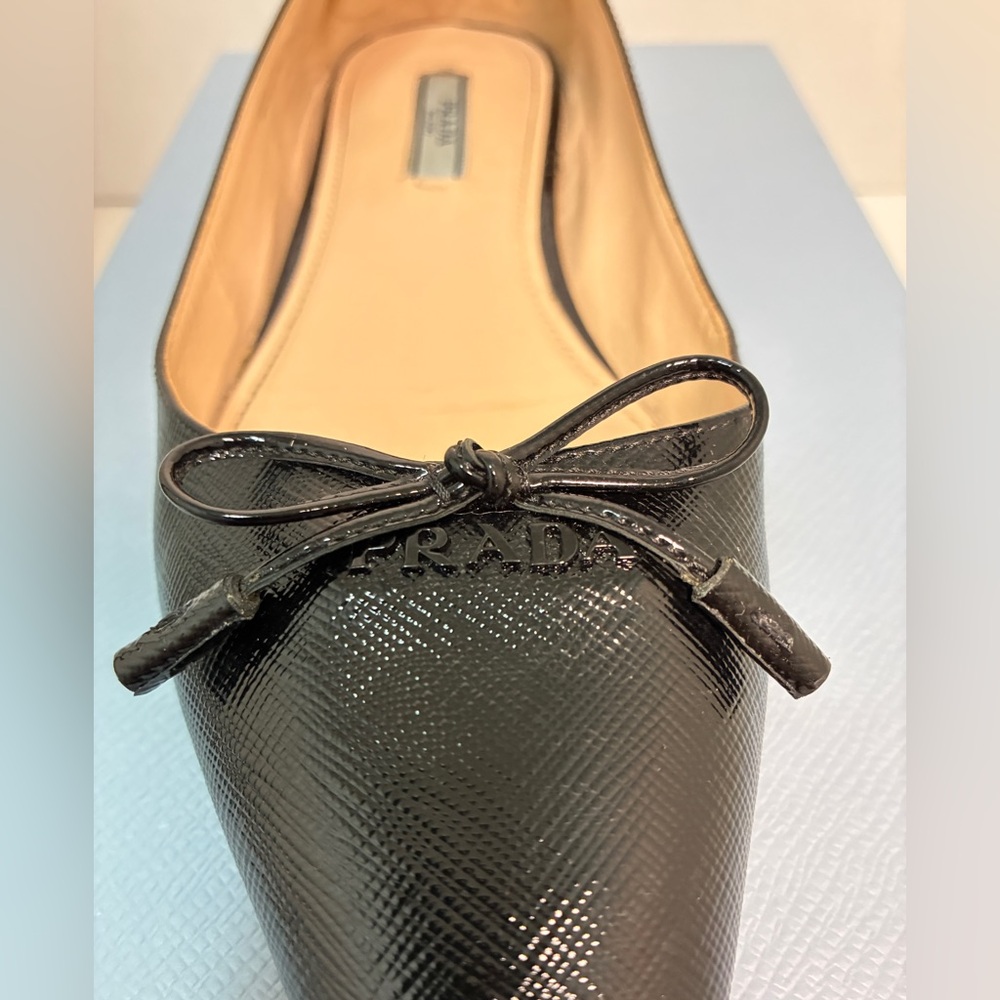 Prada Glossed Black Saffiano Flats with Bow - Picture 4 of 13